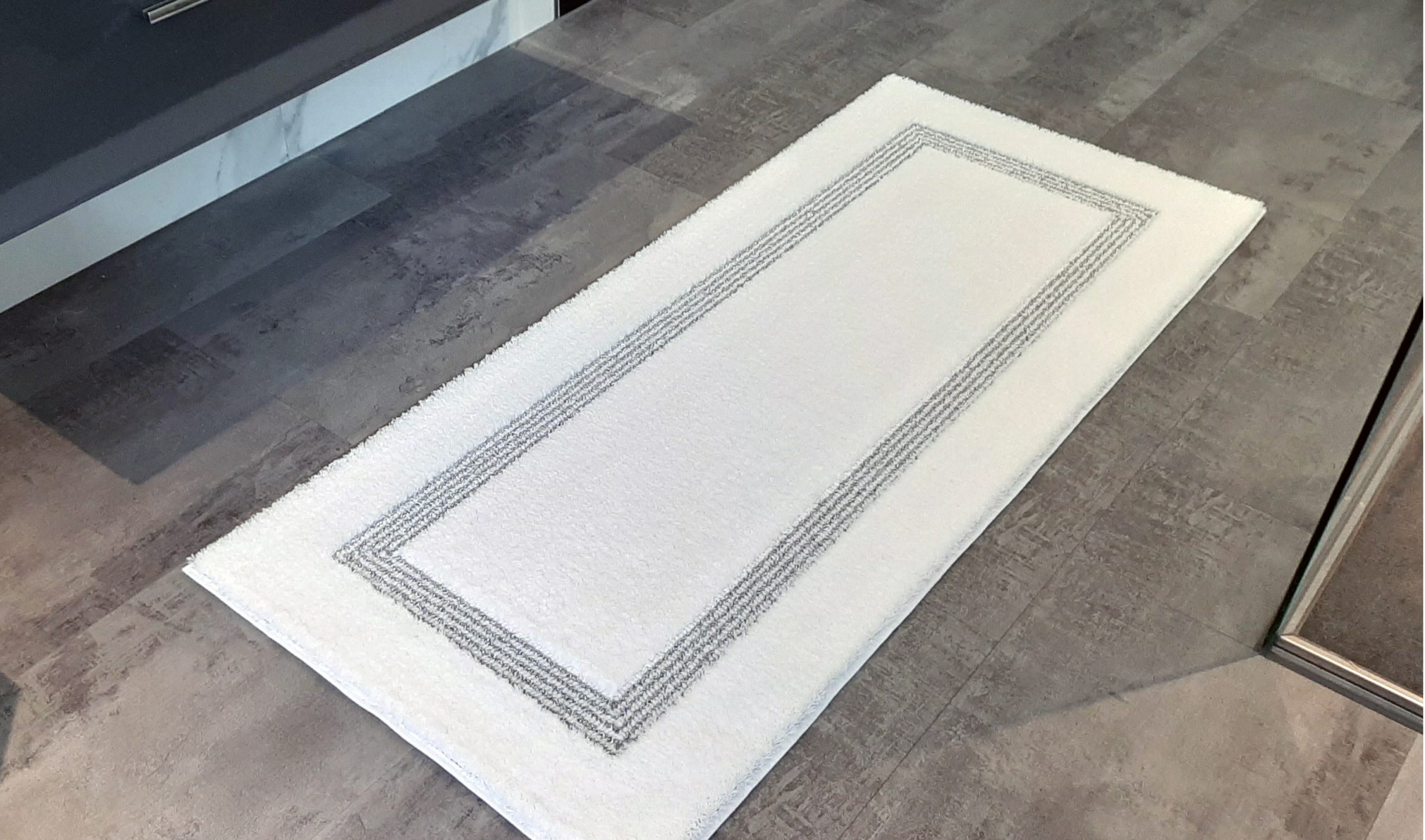 Badteppich 70 x 145cm weiß mit silber lurex in Schlinge